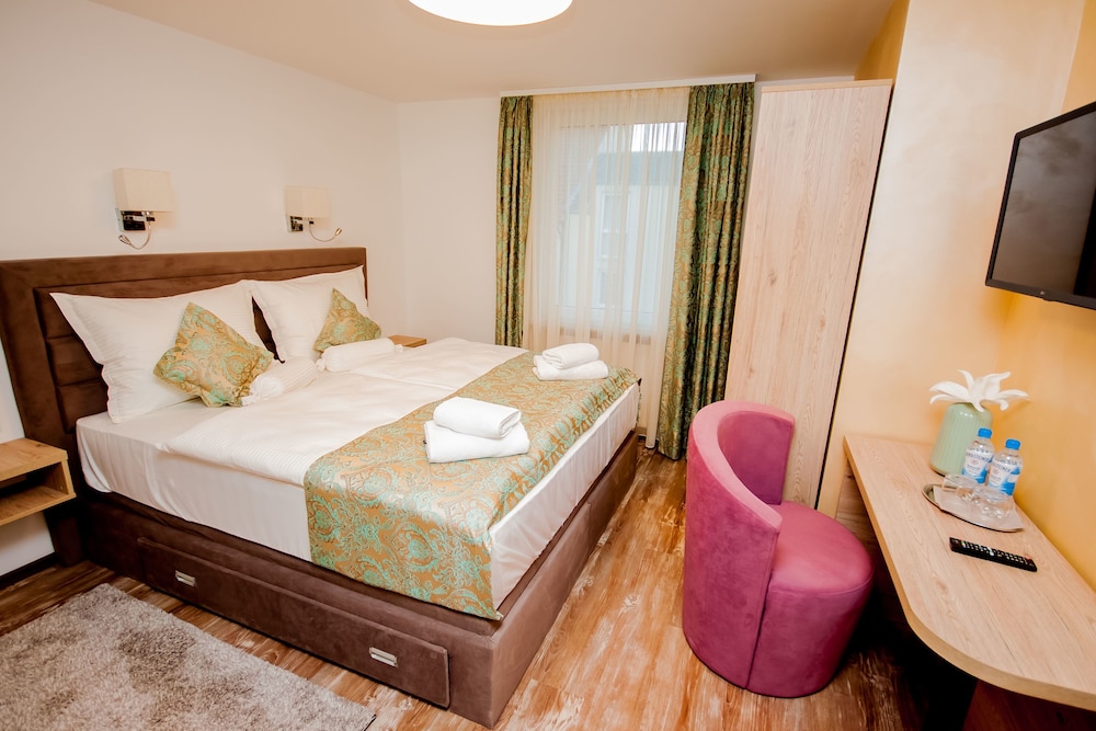 Double Room - Photo 8