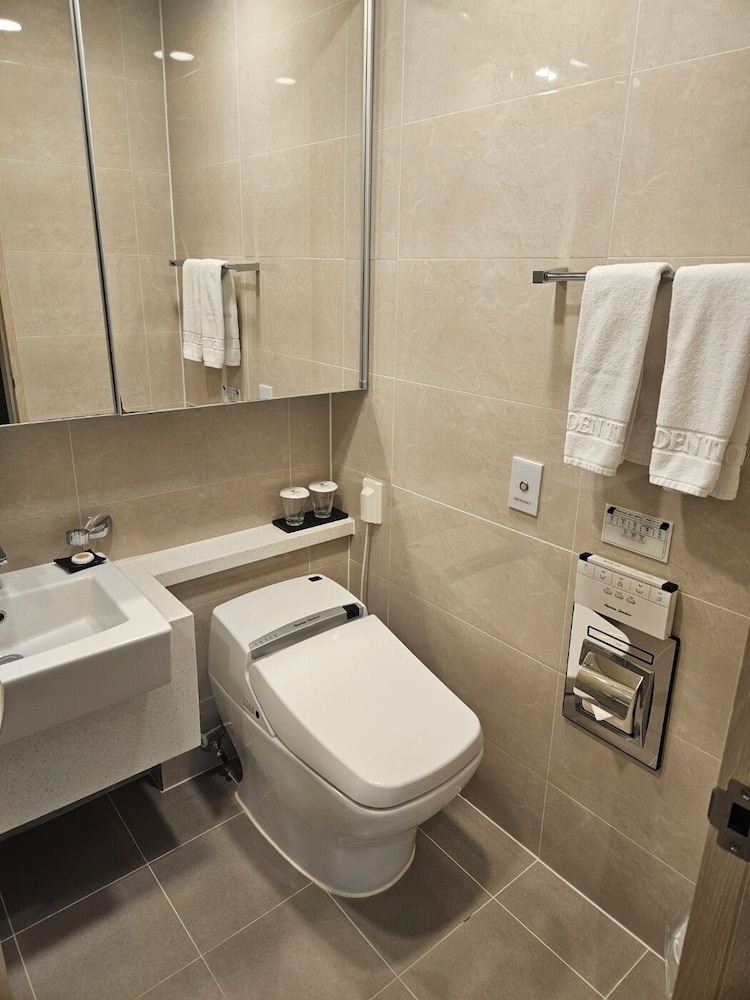 Residence Twin Room, Non-Smoking - Photo 6