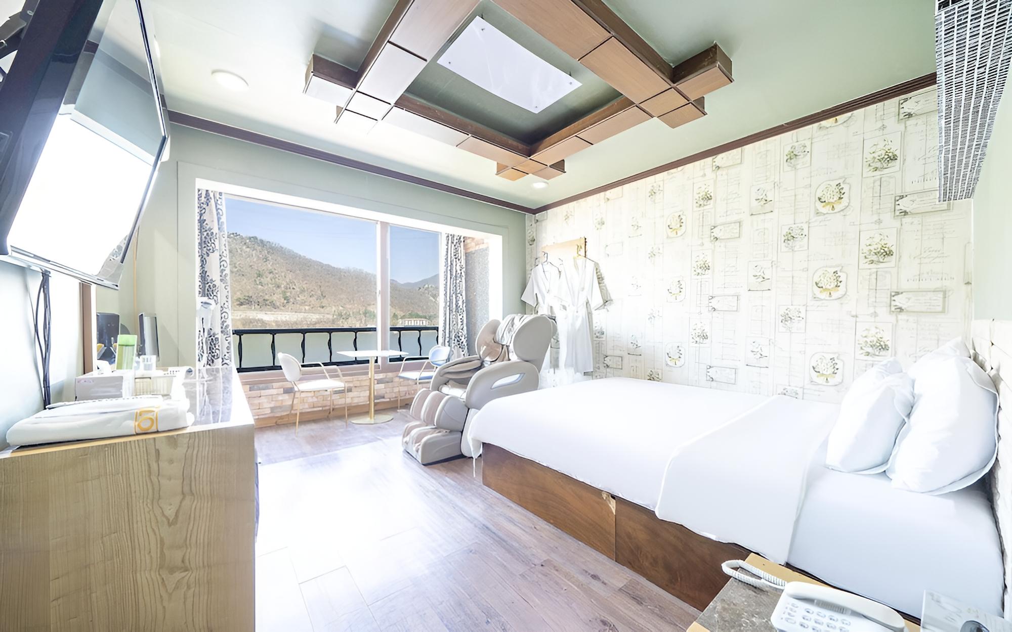 Room (Standard room A (river view Netflix a) photo 2