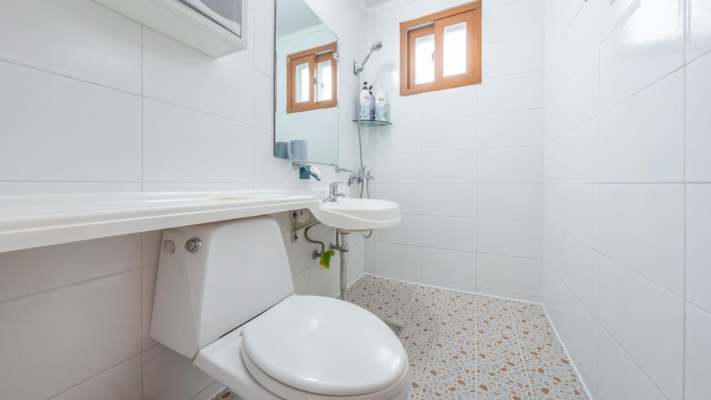 Basic Room, 1 Bedroom (room201) - Photo 4