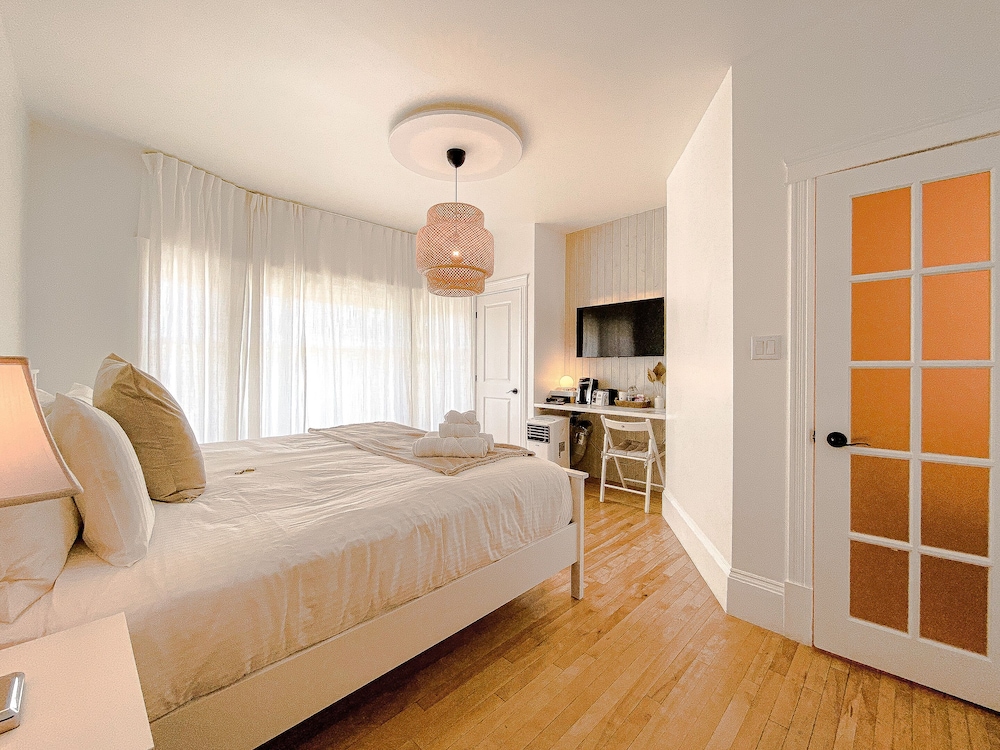 Superior Room, 1 King Bed, City View