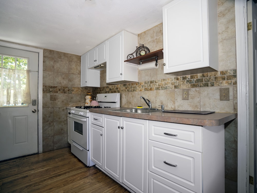 Studio, Kitchen ( 2 full beds- NO PETS) photo 3