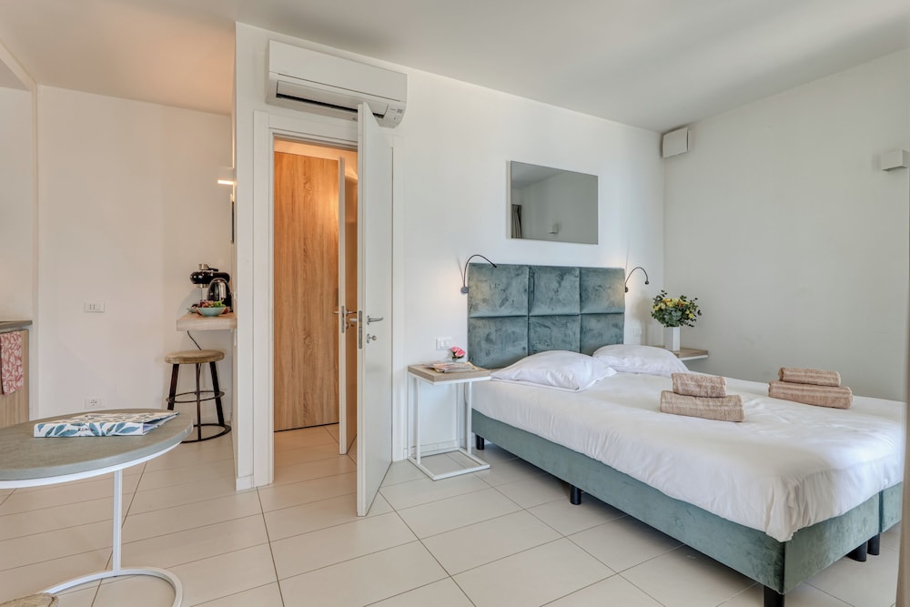Luxury House, Multiple Bedrooms, Sea Facing (Boutique Pool Apt. Balzi Rossi - Roma)