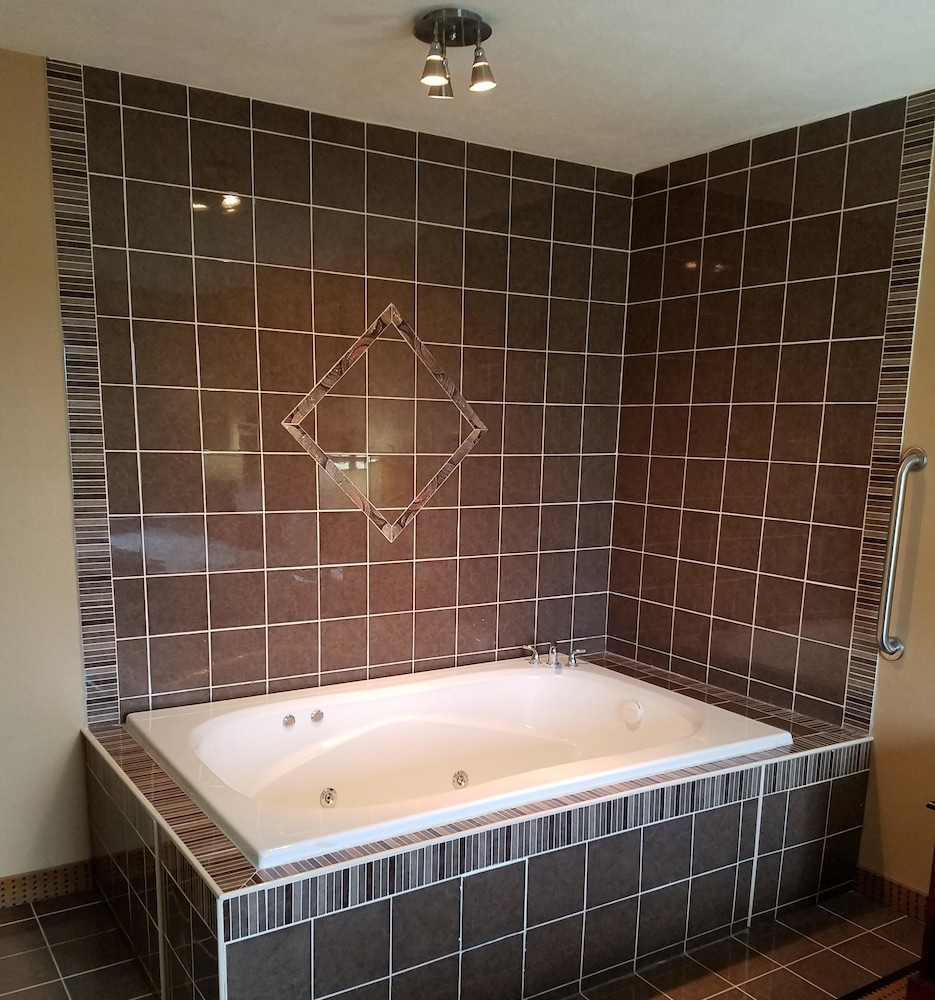 Signature Room, 1 King Bed, Jetted Tub - Photo 8