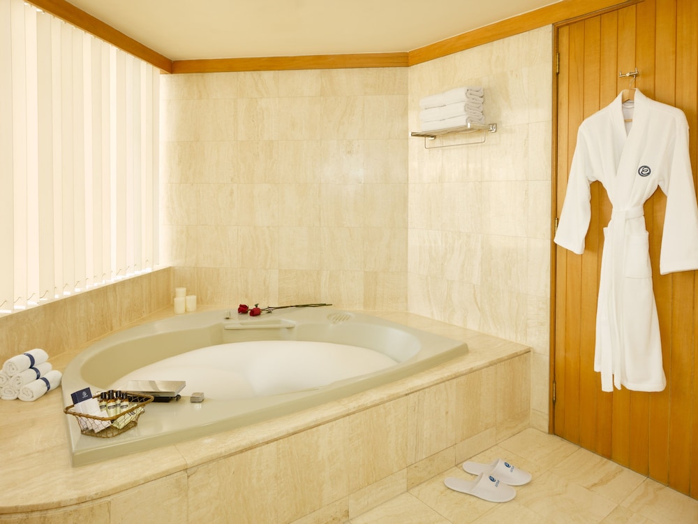 Premium Suite, 1 King Bed - Photo 5
