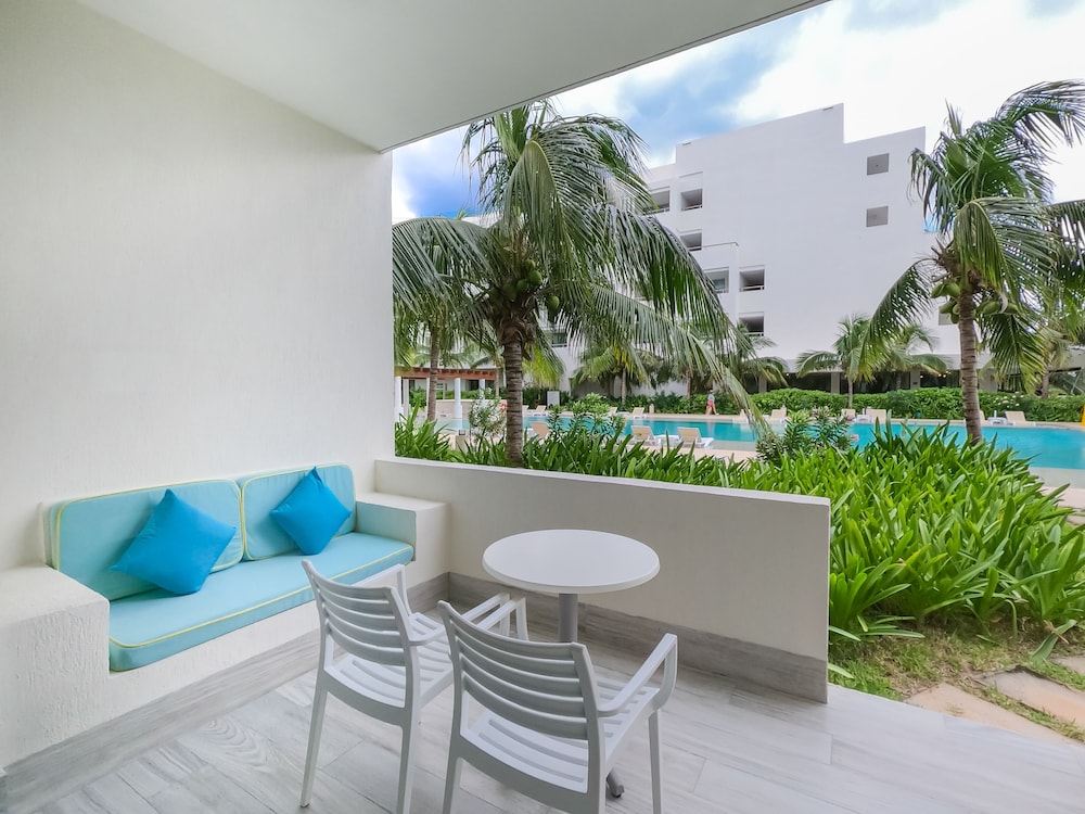 Deluxe Room, 2 Queen Beds, Garden View thumbnail 5