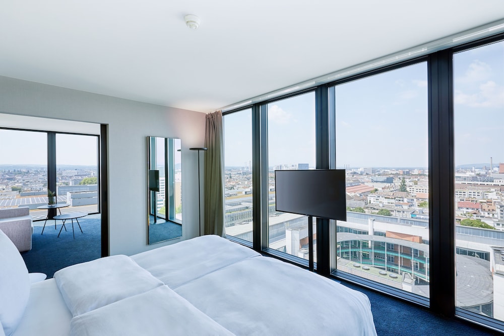 Suite, 1 King Bed - Photo 8