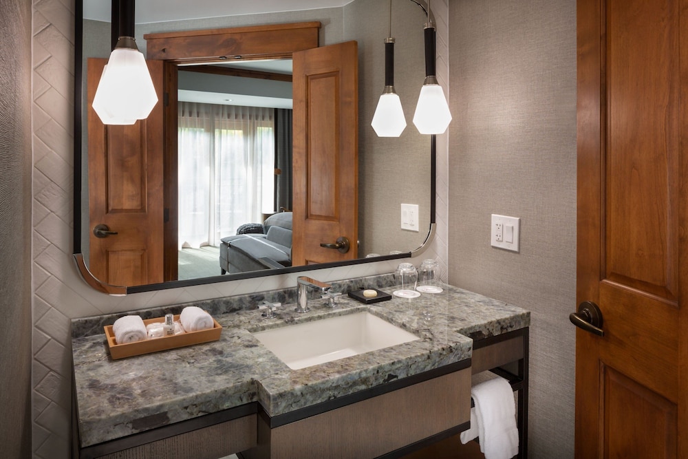 Room, 2 Double Beds, Balcony, Mountain View - Photo 2