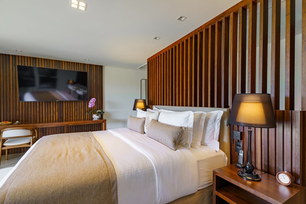 Luxury Room, Patio, Golf View - Photo 5