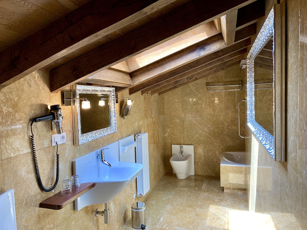 Suite, Accessible, Hot Tub photo 2