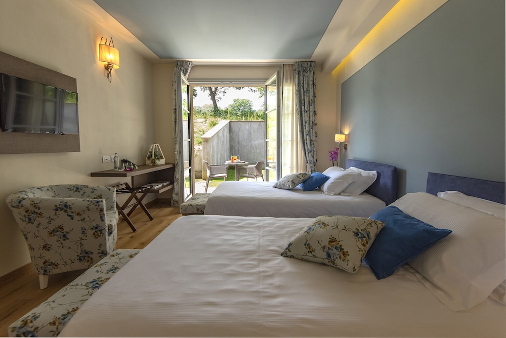 Suite, Multiple Beds - Photo 5