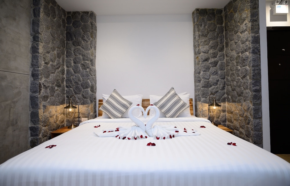 1 Bedroom Pool Suite
