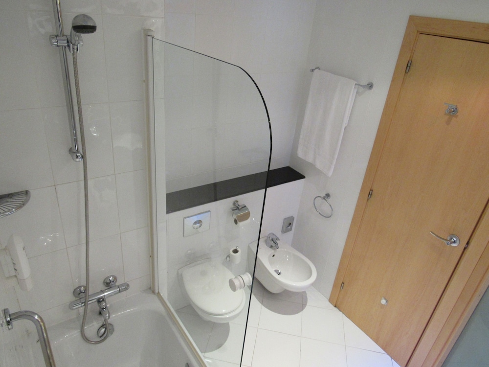 Standard Room (Free Breakfast) thumbnail 5