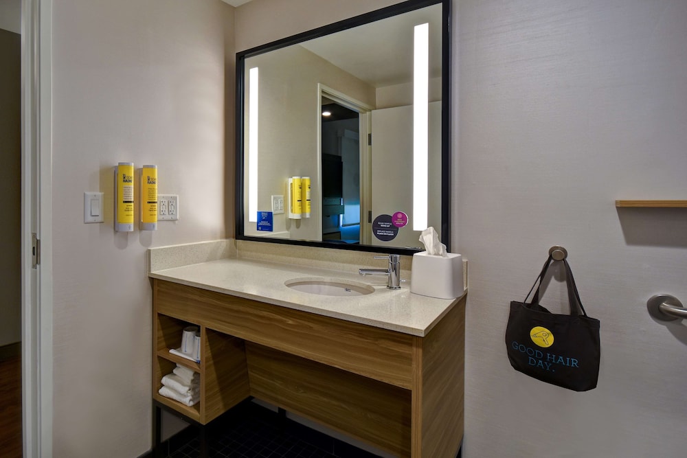 Room, 2 Queen Beds, Accessible, Bathtub - Photo 5