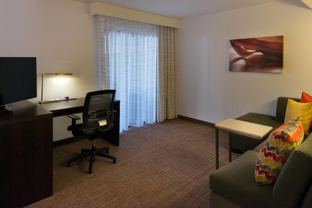 Suite, 1 Bedroom (Mobility/Hearing Access, Roll-In Shwr) photo 2