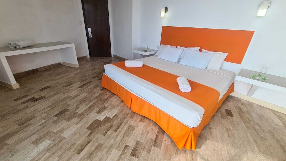 Standard Room, 1 King Bed, Ocean View photo 3