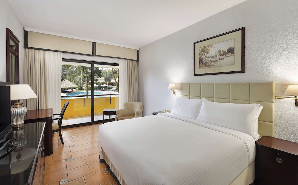 Room, 1 King Bed, Pool View (Cabana) thumbnail 6