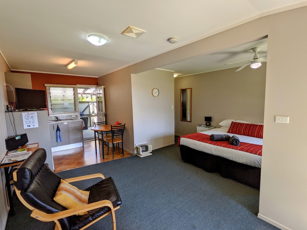 Standard Studio  (car hire - 3 night min stay) photo 2