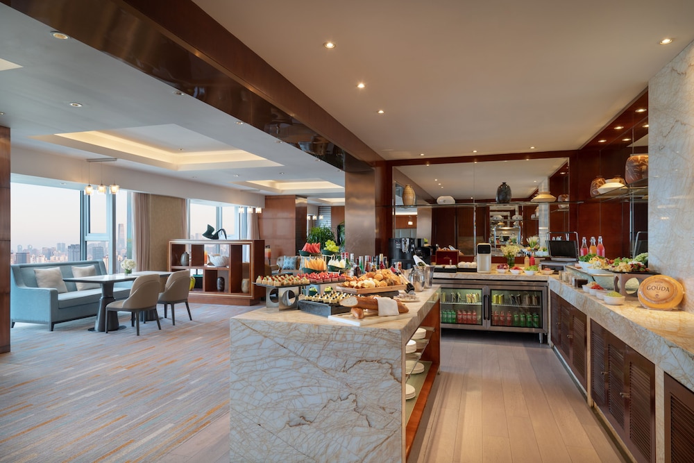 Standard Room, 1 King Bed, Club Lounge Access (High Floor) - Photo 5