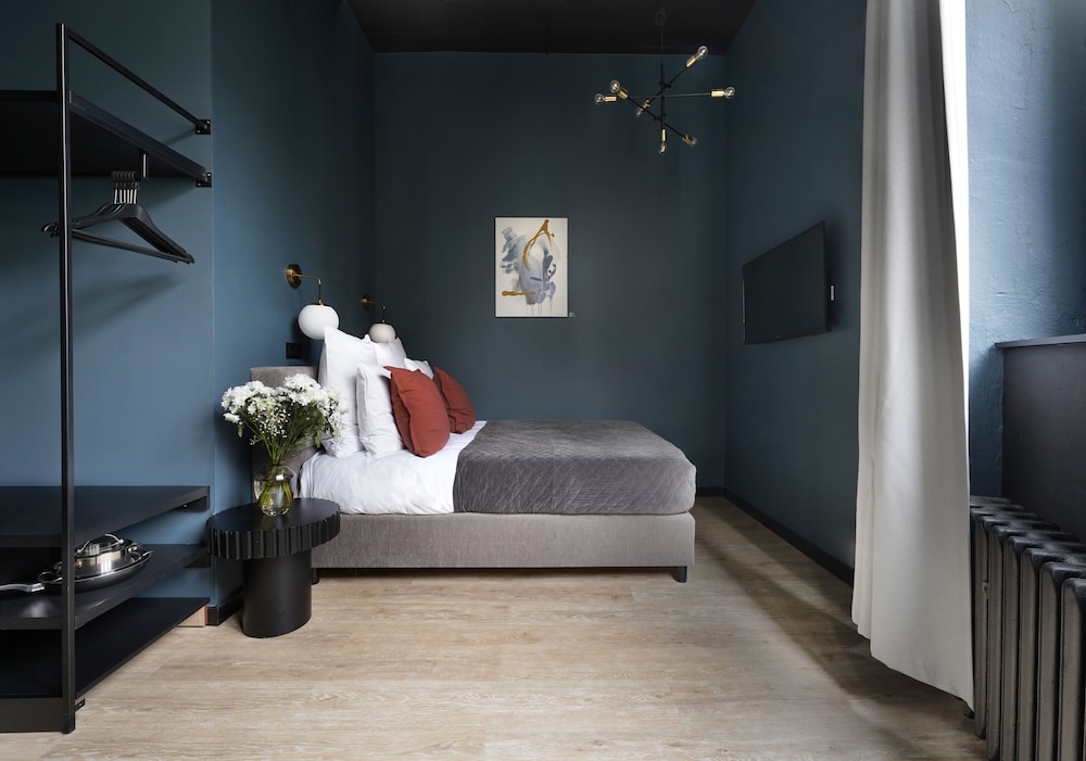 Large Room with Sofa Bed photo 2