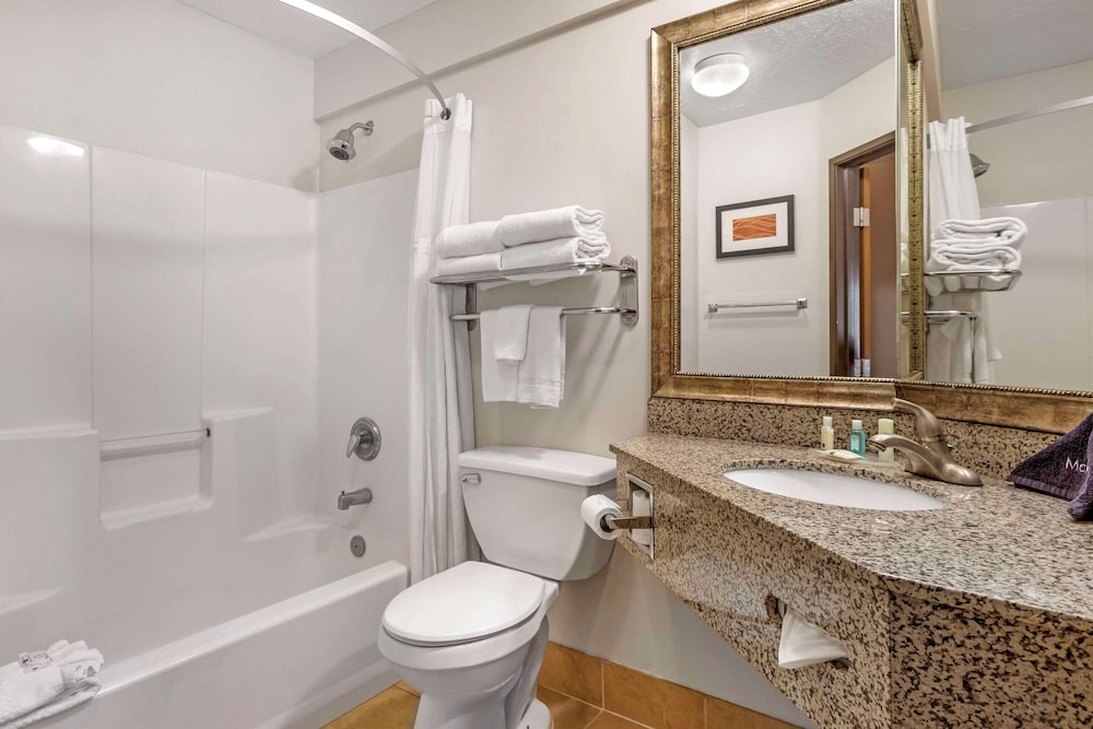 Suite, 1 Queen Bed with Sofa bed, Non Smoking (Upgrade) - Photo 5