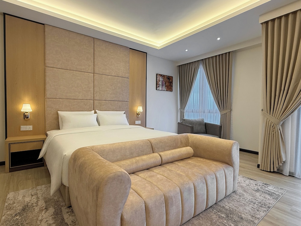 Deluxe Studio, 1 King Bed, Partial Sea View