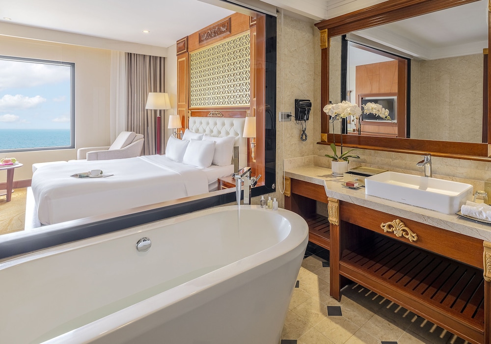 Executive Suite, Oceanfront - Photo 3