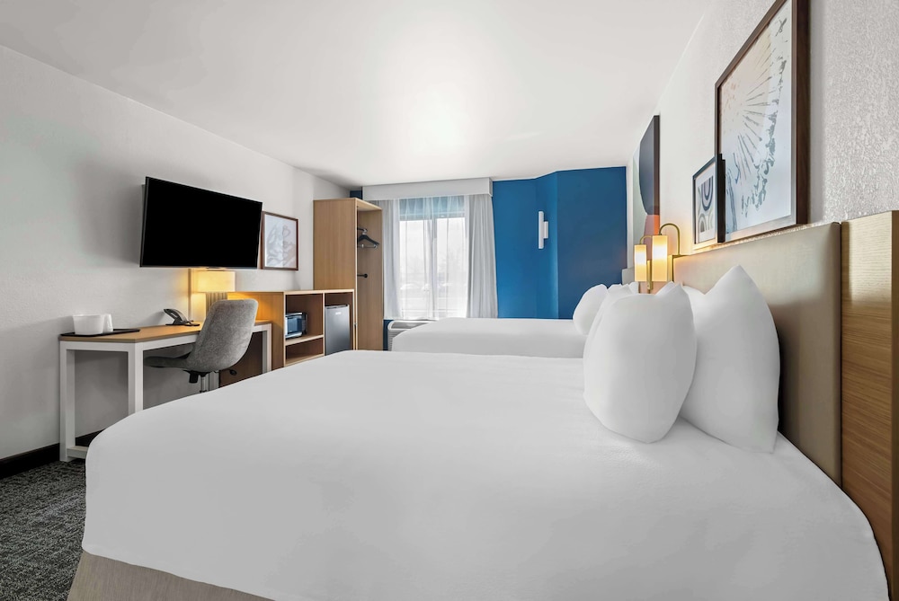 Room, 2 Queen Beds, Accessible (Mobility & Roll-In Shower) photo 1