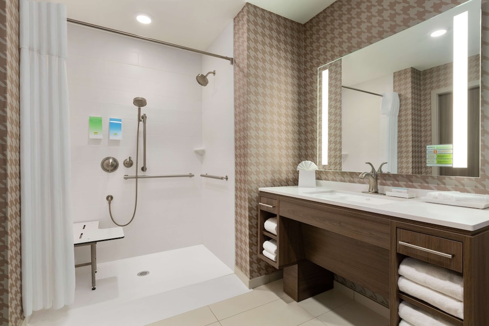 Studio, 1 King Bed, Accessible (Roll-In Shower) thumbnail 6