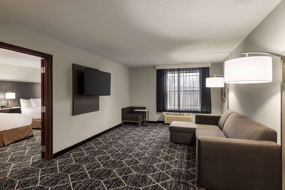 Suite, 1 Bedroom, Mobility Accessible, Non Smoking (Roll-in Shower, 2 Queen Bed) photo 2