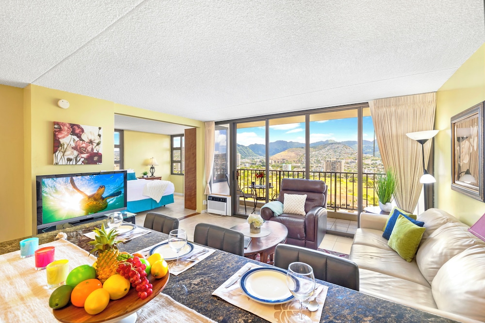 Waikiki Banyan 1BR Condos with No Parking: hotel room photo