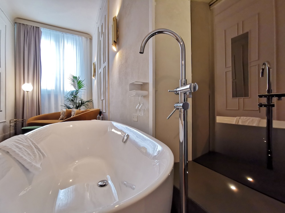Deluxe Suite, Bathtub photo 1