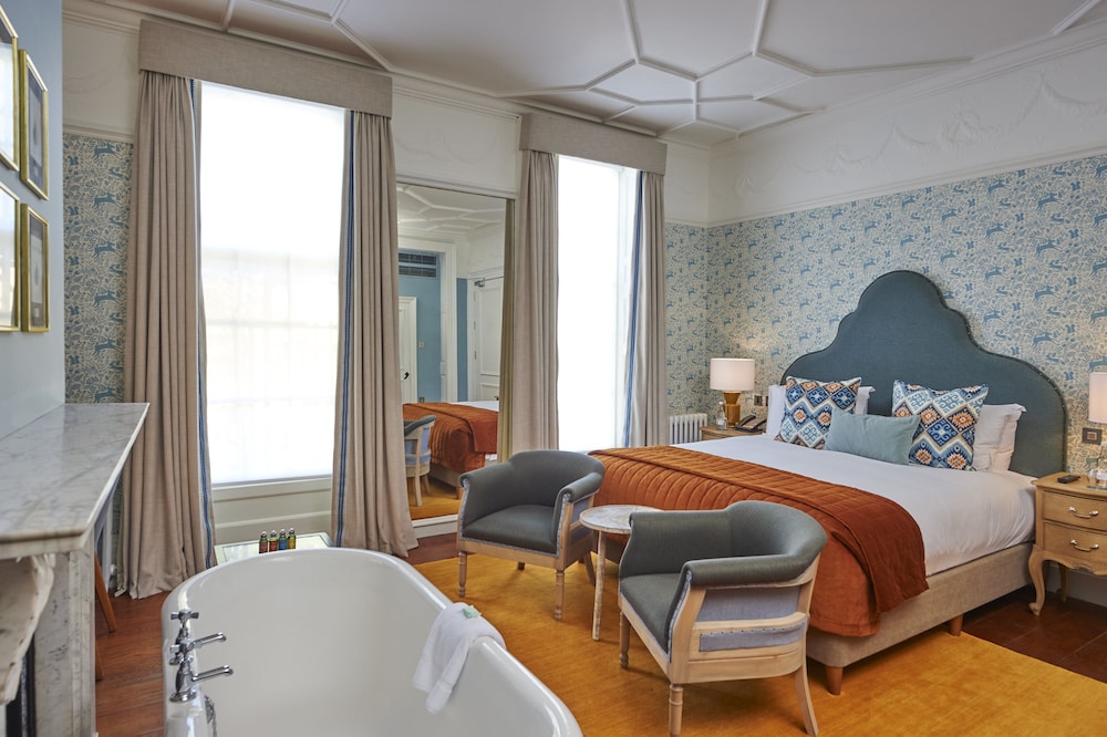 Signature Suite - Photo 5