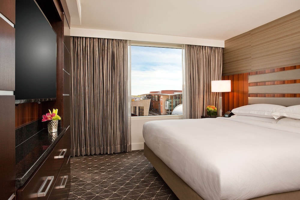 Executive Suite, 1 King Bed, Accessible - Photo 1