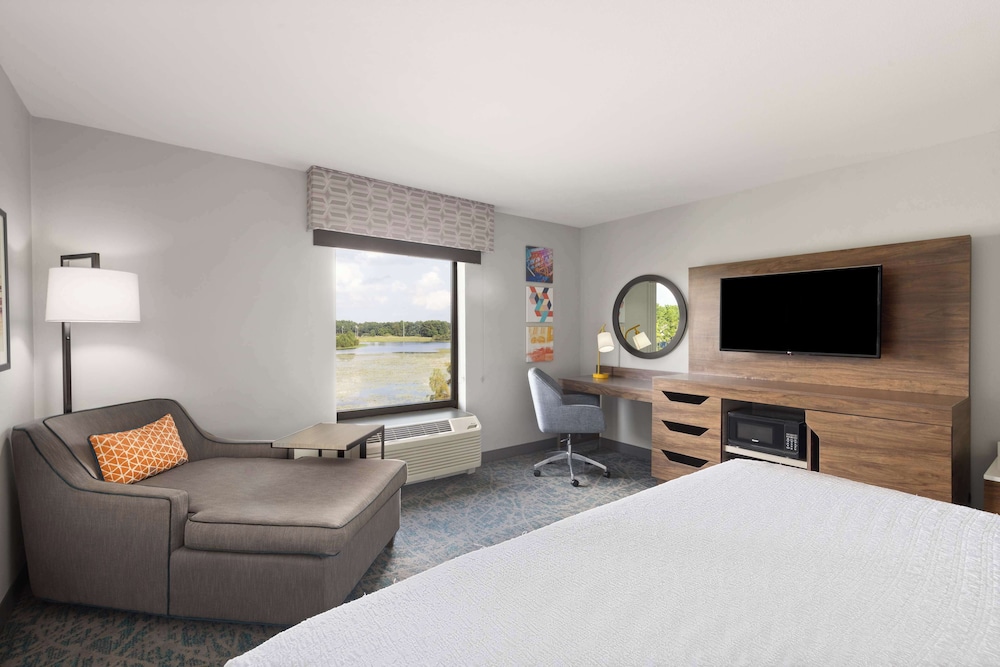 Standard Room, 1 King Bed, Lake View
