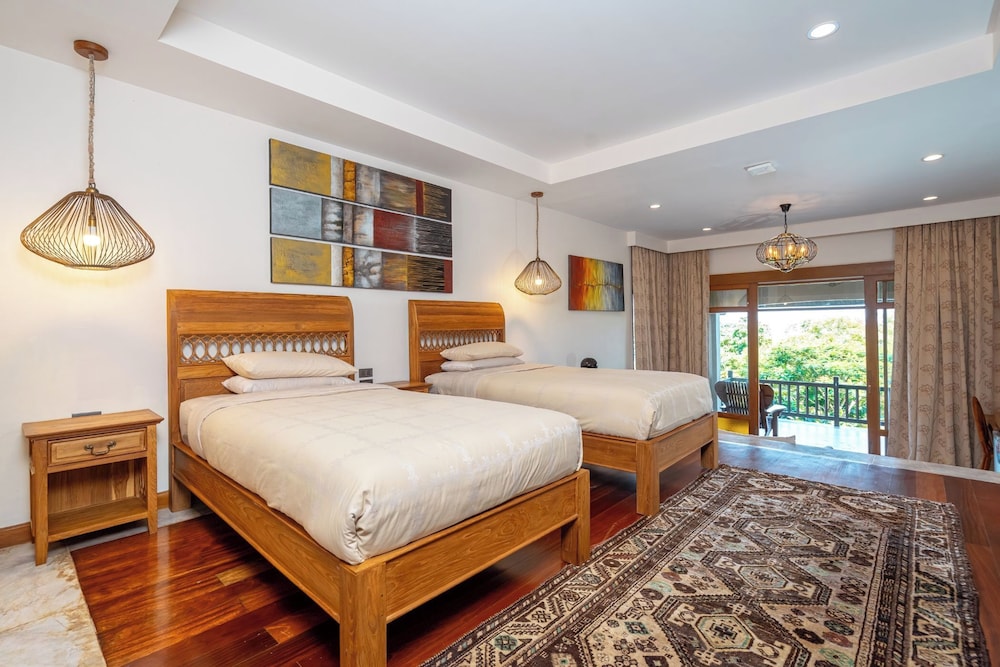 Deluxe Triple Suite with Bath Seaview photo 1