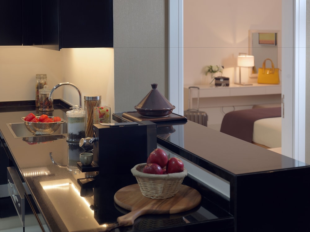 Deluxe Room (Burj Khalifa View) thumbnail 6