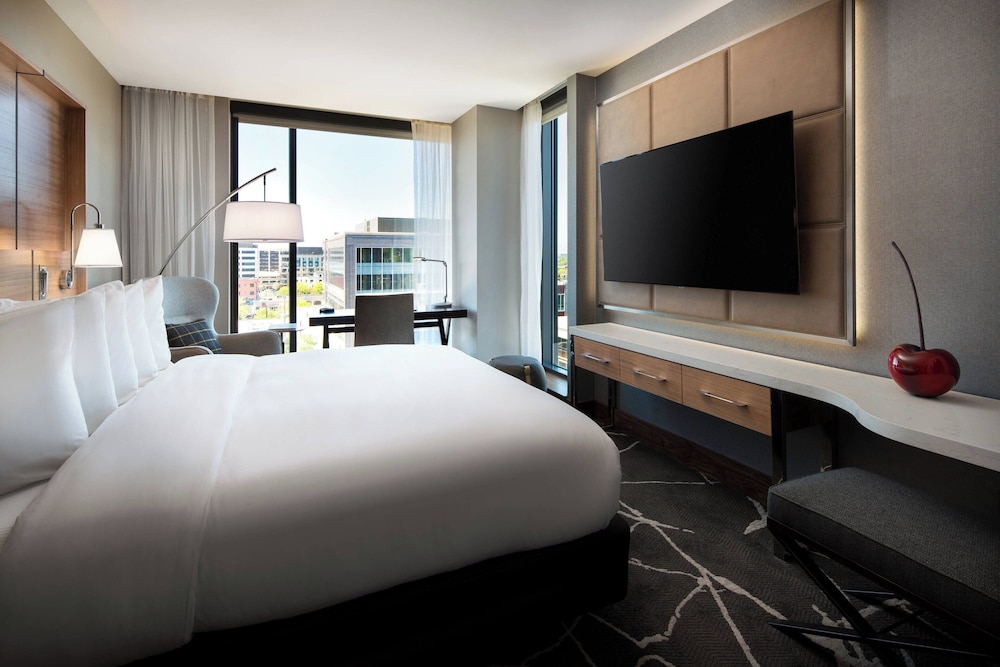 Signature Room, 1 King Bed (Hearing Accessible) photo 3