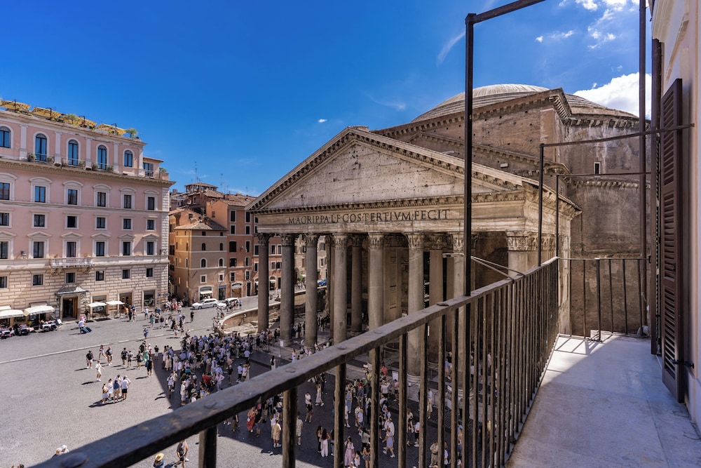 Double room with balcony and Pantheon view on the third floor in the separate building