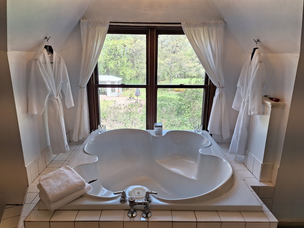 Honeymoon Suite, 1 King Bed, Fireplace, Courtyard View photo 2