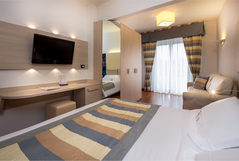 Deluxe Room, 1 Queen Bed, Balcony, Sea View - Photo 5