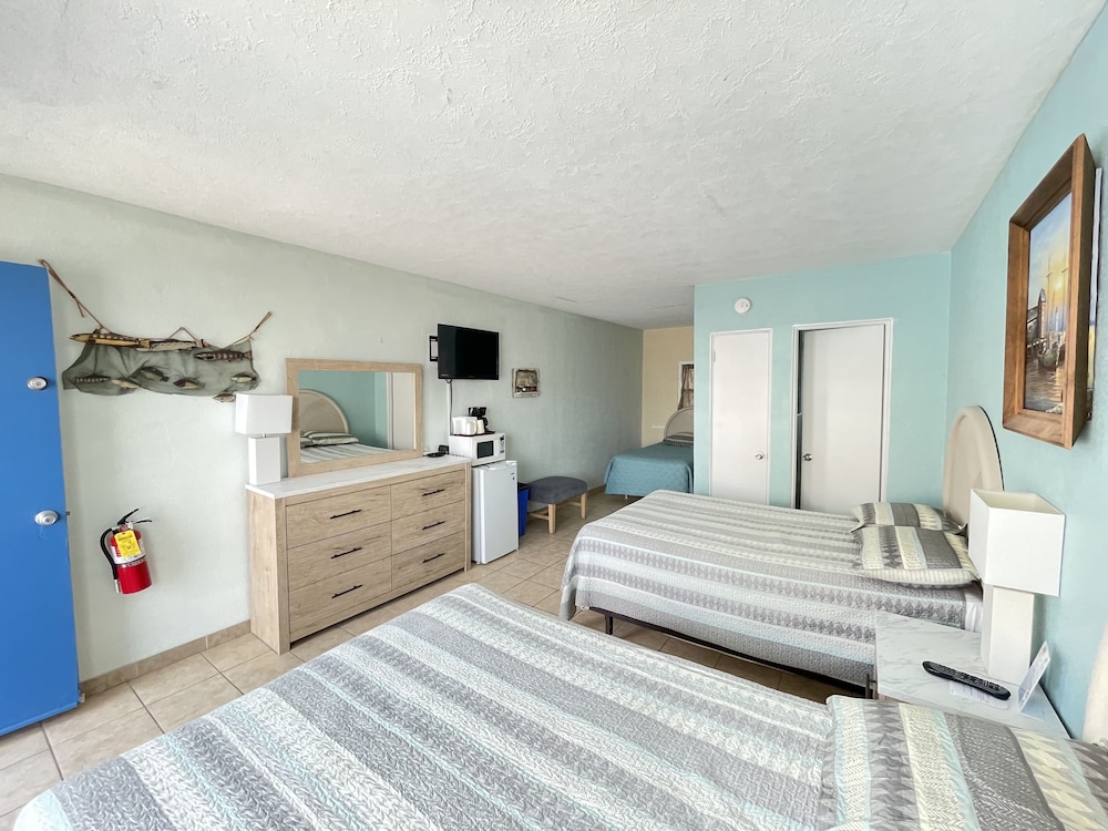 Standard Room, Multiple Beds, Non Smoking, Private Bathroom (2 Double Beds & 1 Single) photo 1