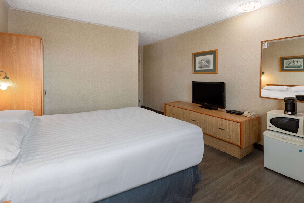 Room, 1 Queen Bed, Non Smoking (Drive-Up) - Photo 2