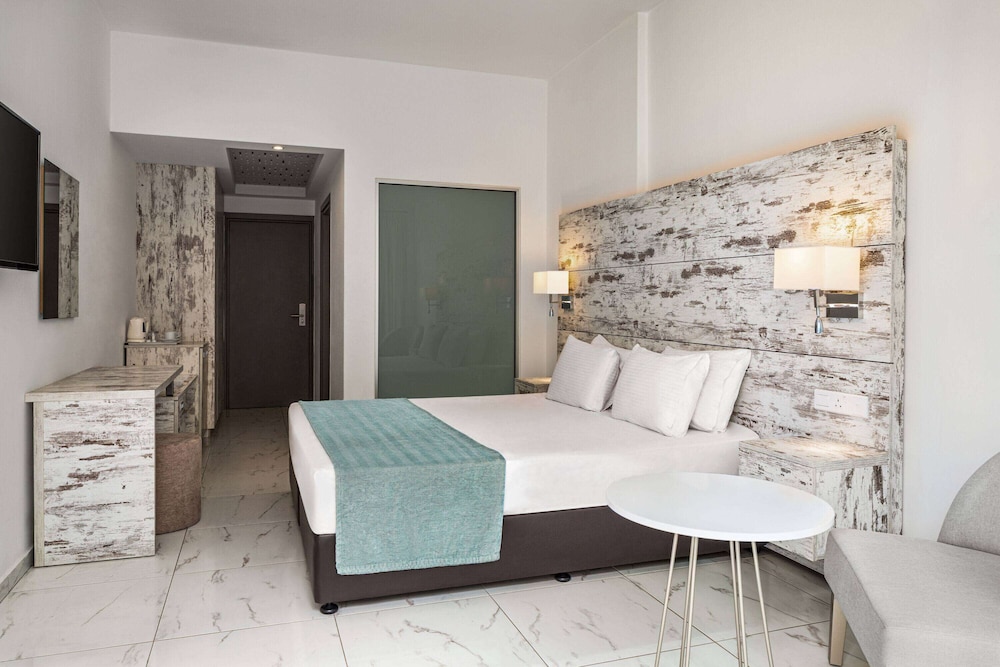 Deluxe Suite, 1 King Bed, Terrace, Sea View photo 3