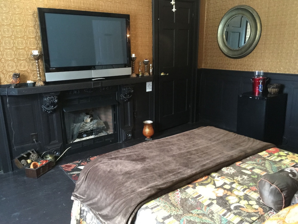 Bronze Room - Shared Bath