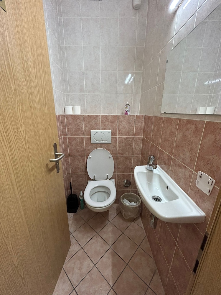 Economy Single Room, 1 Twin Bed, Shared Bathroom (Petit Budget) photo 3