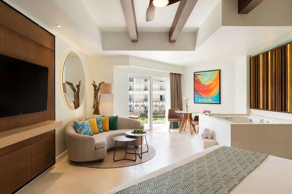 Junior Suite, 1 King Bed, Garden View