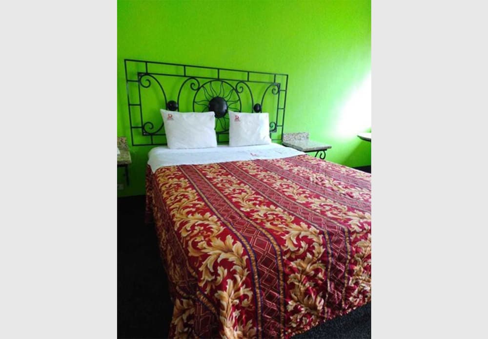 Classic Room, 1 Queen Bed photo 2