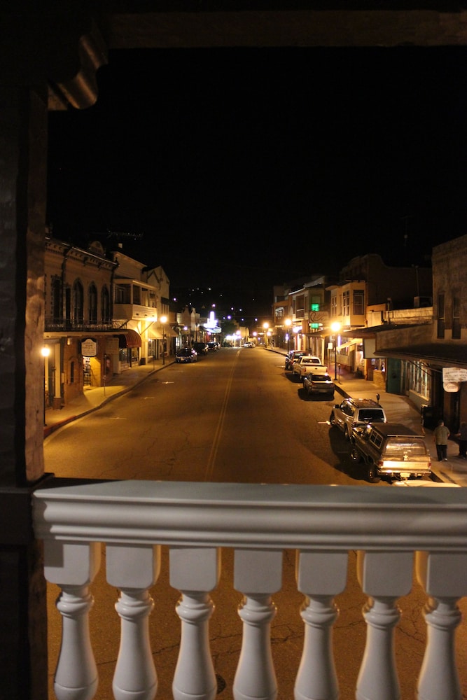 Room, 1 Queen Bed, Balcony, City View photo 3