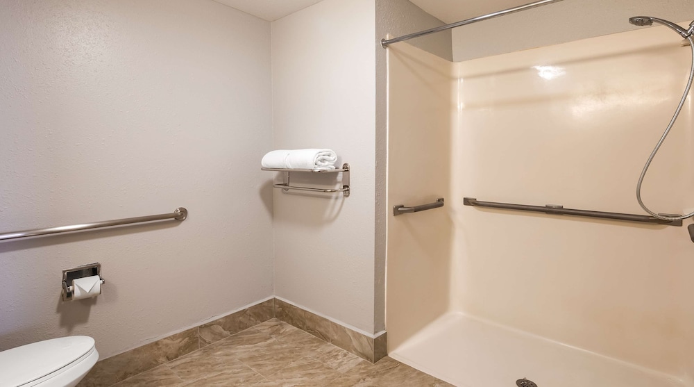Suite, 1 King Bed, Accessible, Non Smoking - Photo 4